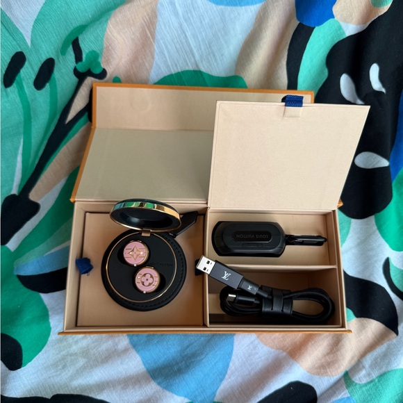 Louis Vuitton Horizon Light Up Earphones - Pink - Picture 3 of 11